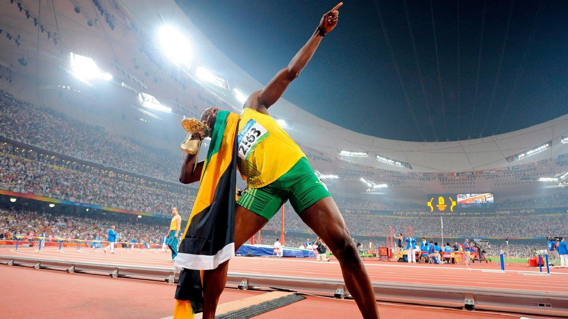 “婚纱马拉松” 新人穿婚纱礼服跑完5公里 拍照记录浪漫时刻